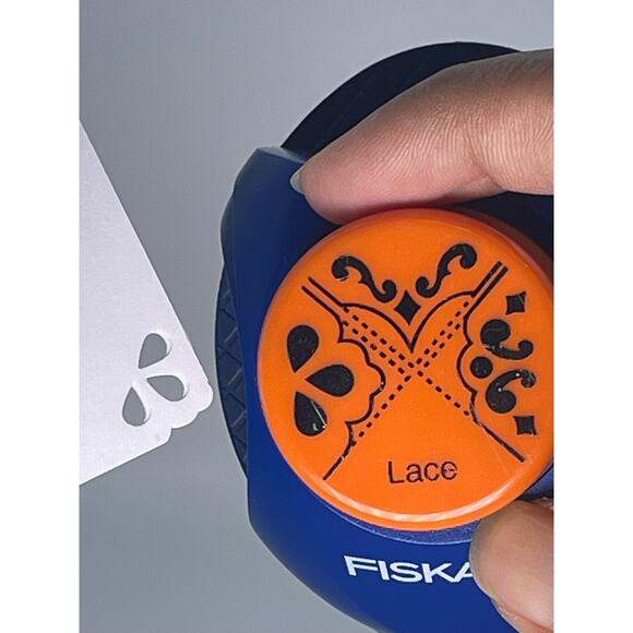 Fiskars Heritage Decorative Corner Paper Punch - Picture 4 of 6